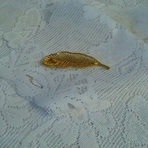 Women's Gold Feather Brooch - Picture 3 of 3